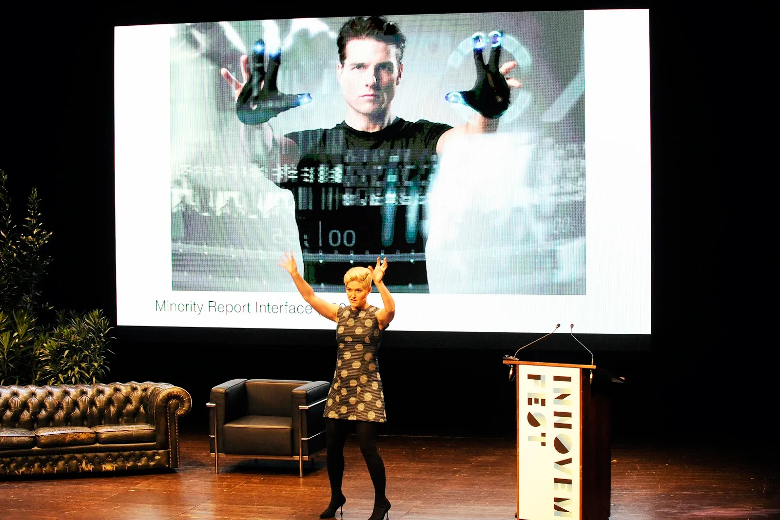 The author presenting at Innovem Fest 19 in Spain.